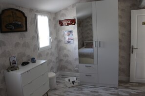 3 Schlafzimmer, Schreibtisch, Bügeleisen/Bügelbrett, Reisekinderbett
