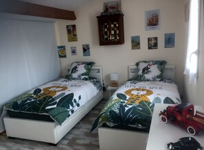 3 habitaciones, escritorio y tabla de planchar con plancha