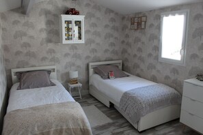 3 Schlafzimmer, Schreibtisch, Bügeleisen/Bügelbrett, Reisekinderbett