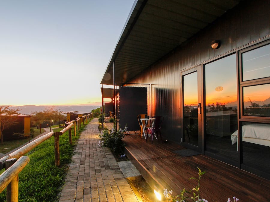 Quarto casal | Frigobar, escrivaninha, roupa de cama