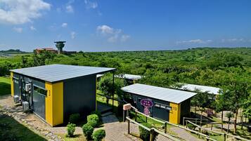 A building with a metal roof and a sign indicating a price range of 1-3 euros per night.