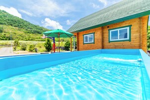Una piscina al aire libre de temporada