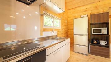Basic Cottage | Private kitchen | Fridge, microwave, stovetop, electric kettle