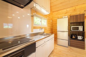 Basic Cottage | Private kitchen | Fridge, microwave, stovetop, electric kettle