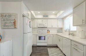 冰箱、微波炉、烤箱、炉灶