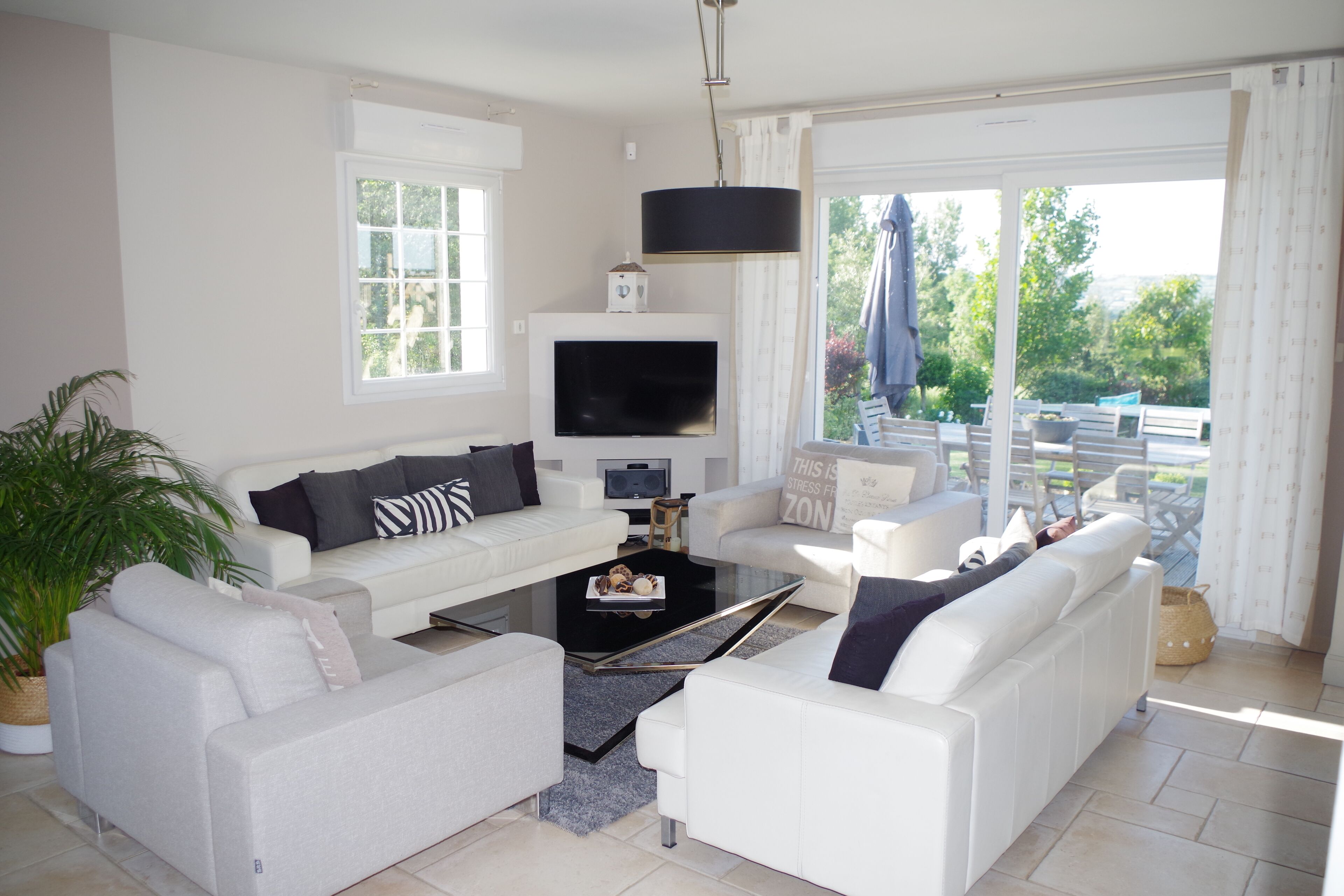 TV, tavolo da calcetto, tavolo da ping pong, libri