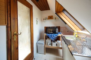 Réfrigérateur, micro-ondes, four, chaise haute