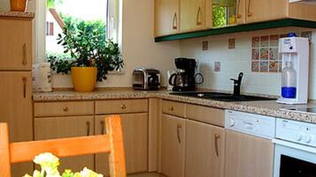 Een koelkast, een microgolfoven, een oven, een vaatwasser