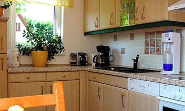 雪櫃、微波爐、焗爐、洗碗機