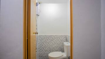 Standard Double Room | Bathroom | Shower, rainfall showerhead, towels