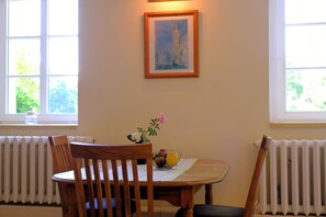 Dining - 1-room holiday apartment 35 m�� Tiefpaterre - Castle Zinzow (Boldekow)