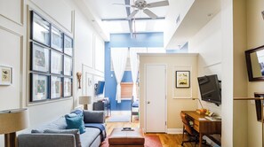 TV - Plum Guide - The Azure Box (Brooklyn)