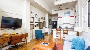 TV - Plum Guide - The Azure Box (Brooklyn)