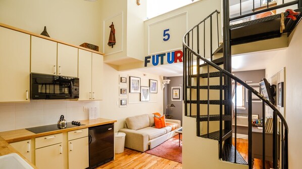 Interior - Plum Guide - The Funky Box (Brooklyn)