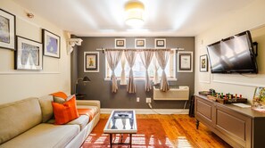 TV - Plum Guide - The Funky Box (Brooklyn)