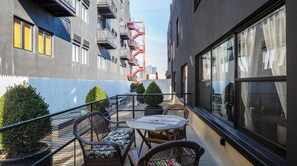 Outdoor dining - Plum Guide - Boxed Art (Brooklyn)