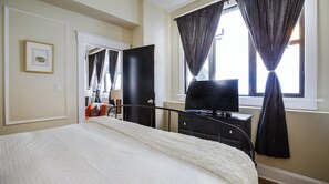 2 bedrooms, iron/ironing board - Plum Guide - Boxed Art (Brooklyn)