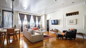 TV - Plum Guide - Boxed Art (Brooklyn)