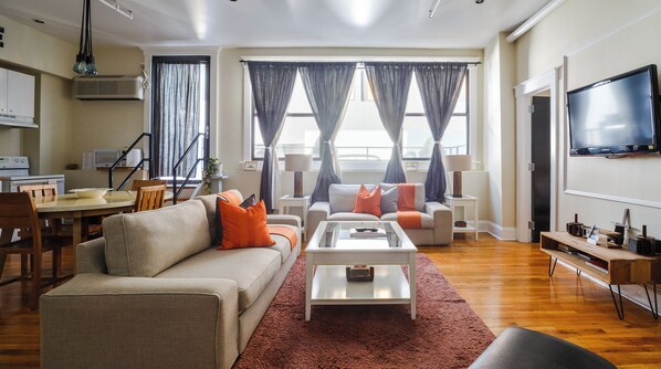 TV - Plum Guide - Boxed Art (Brooklyn)