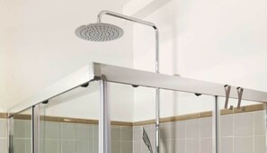 Haartrockner, Bidet, Handtücher, Seife