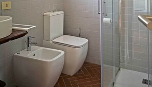 Hair dryer, bidet, towels, soap - Apartment with indipendat access, overlooking the breathtaking view of Lake Como (Cernobbio)
