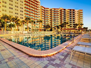 A heated pool - Regatta Beach Club C1009 '90 day min stay with 2 week lead time' (Clearwater Beach)