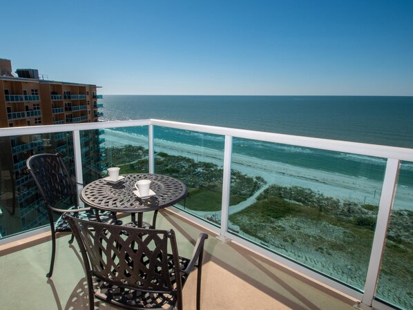 Outdoor dining - Regatta Beach Club C1009 '90 day min stay with 2 week lead time' (Clearwater Beach)