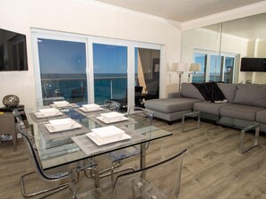 Interior - Regatta Beach Club C1009 '90 day min stay with 2 week lead time' (Clearwater Beach)