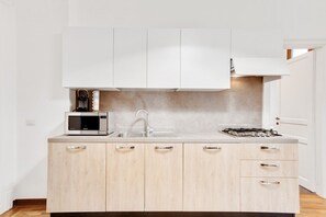 Frigorífico, microondas, horno y placa de cocina