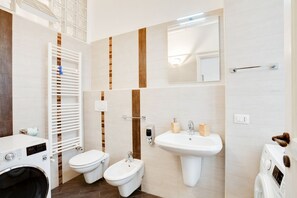 Shower, bidet, towels