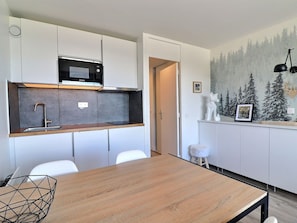 Kahvin-/teenkeitin, jääkaappi, mikroaaltouuni, uuni