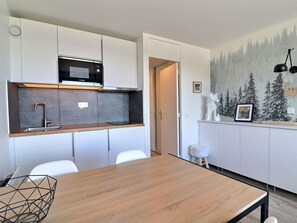 Køleskab, mikrobølgeovn, ovn, kogeplade