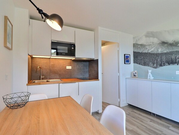 Réfrigérateur, micro-ondes, plaque de cuisson, lave-vaisselle