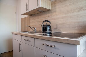 Kühlschrank, Mikrowelle, Ofen, Herdplatte