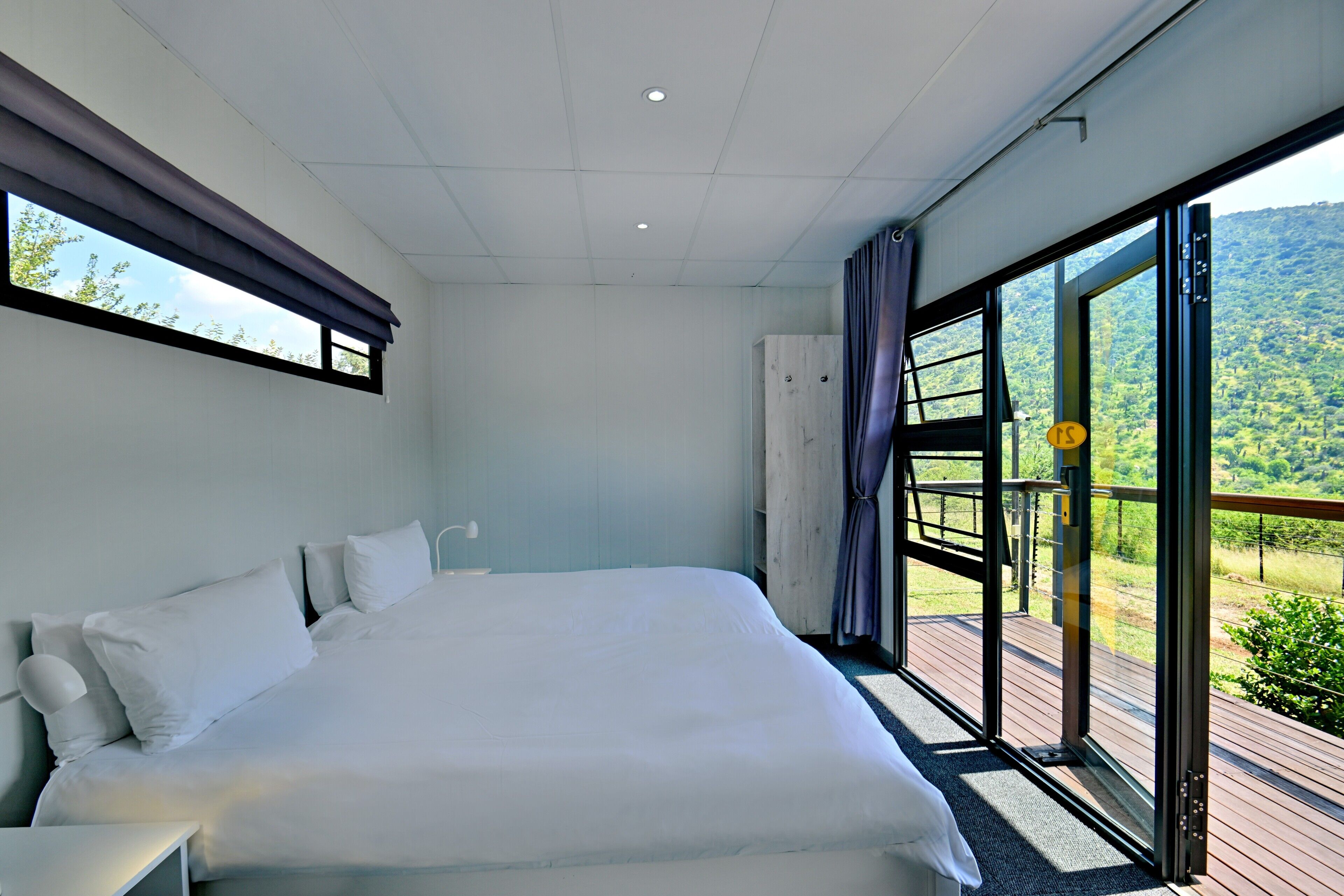 Twin Room | Minibar, desk, bed sheets