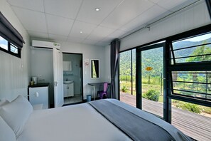 Minibar, escritorio y ropa de cama 