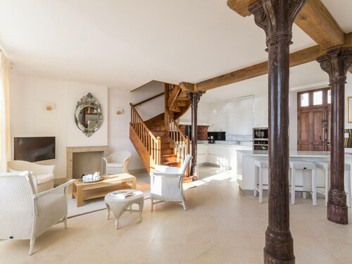 Maison de ville rénovée à St Denis-le-Vêtu, vue port