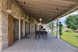 Outdoor dining - Villa Katarina di Maladel (Finida)