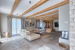 Una Smart TV, una chimenea, una consola de videojuegos, un futbolín