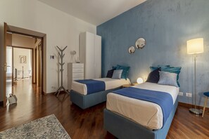 4 bedrooms, iron/ironing board, WiFi - GuestHost - Large and comfortable 150sqm apartment that can accommodate up to 8 people. Located on the second floor, with lift (not suitable for the disabled), of a building in the heart of Prati district, the apartment is the ideal solution to visit the (Roma)
