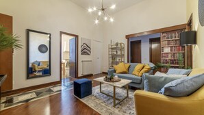 Una sala de estar con un sofá, una mesa de centro y una estantería.