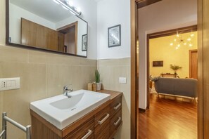 Douche, sèche-cheveux, bidet