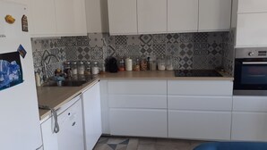 Kaffetrakter/tekoker, kjøleskap, mikrobølgeovn og kokeplater