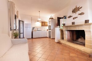 Fernseher, Kamin, Stereoanlage