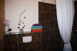 Dusche, Handtücher, Seife, Toilettenpapier
