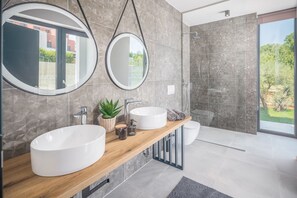 Dusche, Haartrockner, Handtücher, Seife