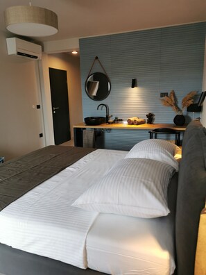 4 bedrooms, in-room safe, iron/ironing board, free WiFi