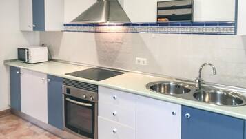 Een koelkast, een oven, een kookplaat, een vaatwasser