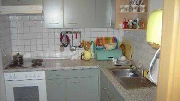 Kühlschrank, Mikrowelle, Ofen, Wasserkocher mit Kaffee-/Teezubehör