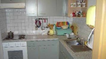 Réfrigérateur, micro-ondes, four, cafetiÚre/bouilloire